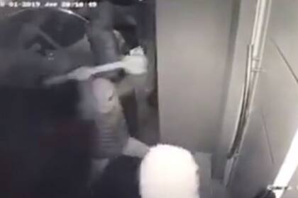 Con pasamontañas y a los mazazos, entraron a robar a una casa en Gonnet