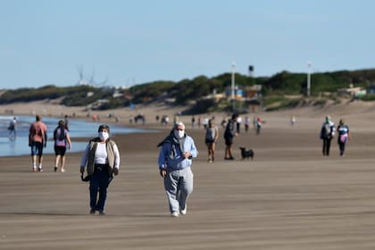 En pareja o solos, los necochenses aprovecharon el sol y los 23 grados del sábado