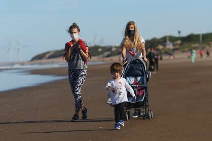 Con paseos por la playas, Necochea habilitó un respiro en medio de la cuarentena