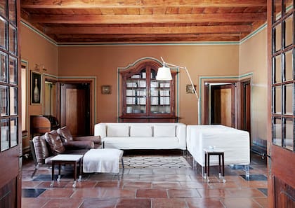 Con patas transparentes, los sillones diseñados por Philippe Starck para la firma italiana Driade conectan con sutileza pasado y presente. Sillones de cuero de B&B Italia y lámpara 'Tolomeo Mega' de Artemide.