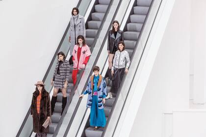 Con percheros más coloridos, esta temporada no faltan prendas en vinilo y peluche o con cuadros y tejidos. Para elegir un estilo o combinarlos todos