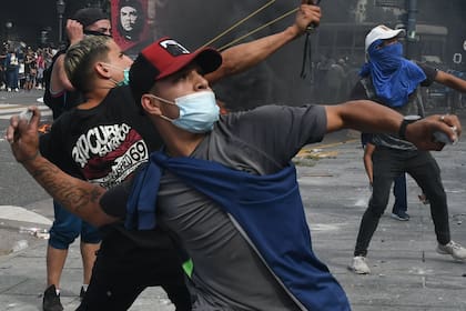 Con piedras y gomeras, los manifestantes atacan el Congreso