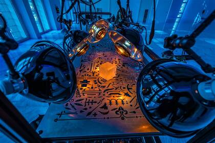 Con piezas de gelatina que se derriten, Ferrer evoca el ciclo de nacimiento, muerte y resurrección