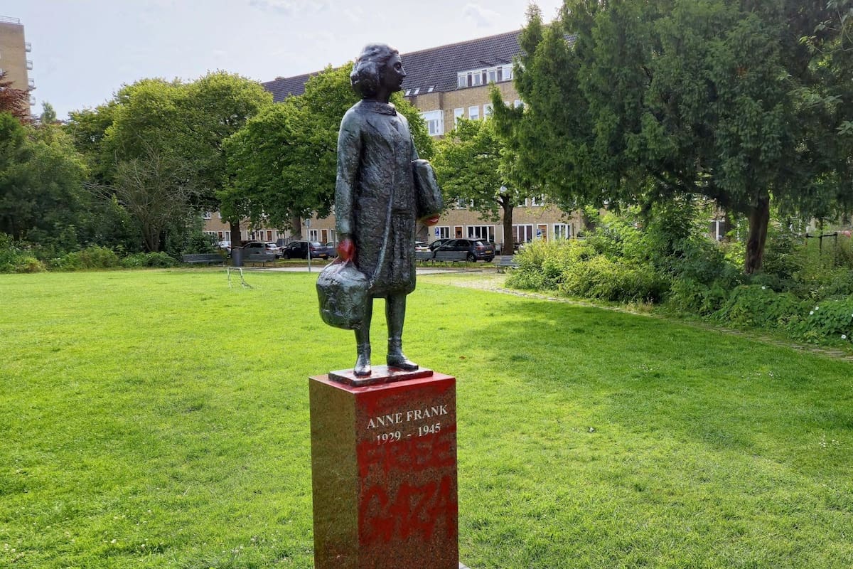 Con pintura roja, escribieron la frase "Free Gaza" sobre el pedestal de la escultura de Ana Frank en Ámsterdam