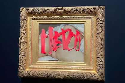 Con pintura roja, escribieron sobre vidrio que protege el lienzo la leyenda "Me too"