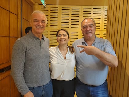 Con pocas horas de sueño y la tensión acumulada, Carlos Arce y Sonia Rojas Decut recién se relajaron cuando comprobaron que "el jefe" los felicitó y estaba tranquilo con la polémica decisión tomada. Acá en una foto con Roque Gervasoni, el funcionario del oficialismo más "picante" en redes.