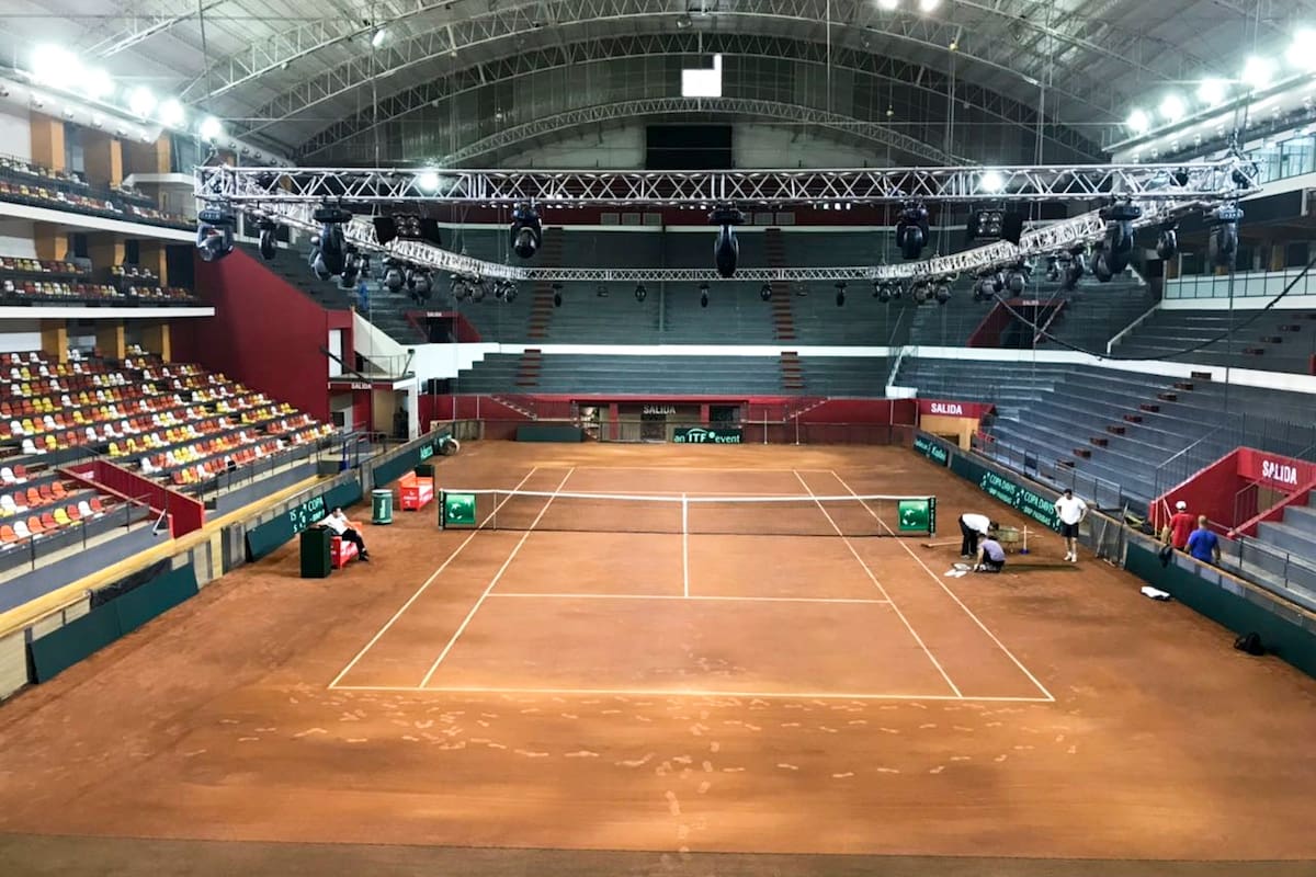 Con polvo de ladrillo européo se contruyó la cancha que será sede de la serie de copa Davis en San Juan