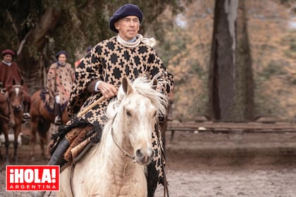 Con poncho pampa y boina, Polito encabeza el desfile con que se abrió la prueba de doma.