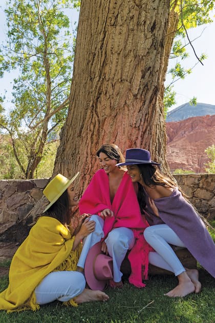 Con ponchos de distintos colores, las hermanas Jiménez posan con el escenario natural de Purmamarca como telón de fondo. Revelan que en 2023 las espera el casamiento de Inés con el abogado Mauro Panetta. “Quiero sobrinos”, dice entusiasmada Sofía.