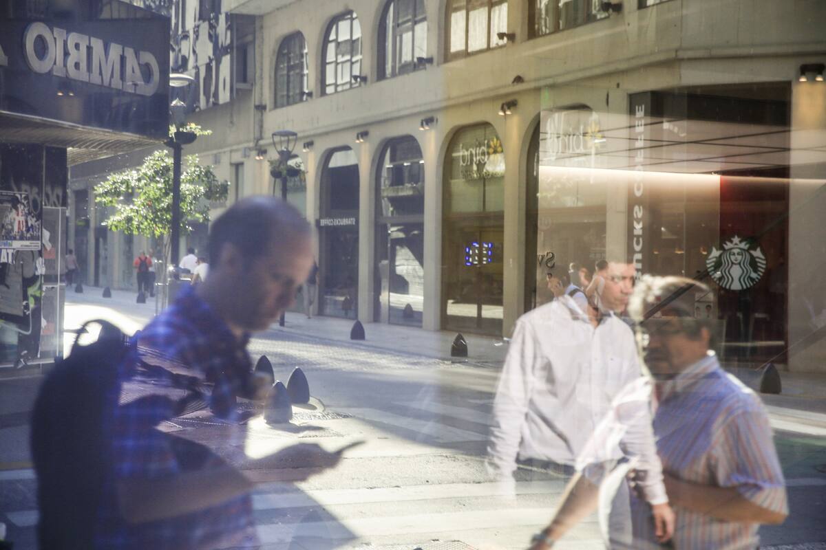 Con precios de los inmuebles en dólares y préstamos en pesos, se produce un desequilibrio frente a las variaciones en el tipo de cambio y los bancos no ofrecen seguros; cómo son las operaciones del dólar futuro