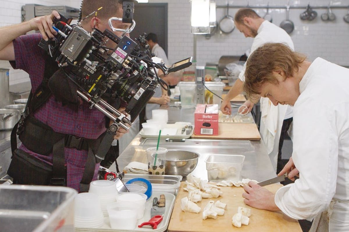 Con presupuestos millonarios, formas de narrar alternativas y mayor riesgo estético, las series gastronómicas como Chefs Table, Cooked, Ugly Delicious y las flamantes Salt Fat Acid Heat y The Chef Show son los emblemas del llamado Peak Food TV: un pico mundial de contenidos relacionados con la comid