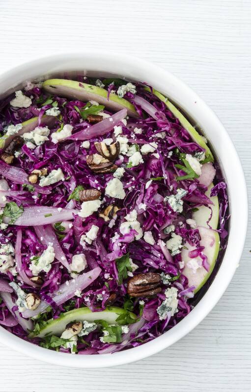 Con queso azul, manzanas y nueces, una ensalada de repollo lila.