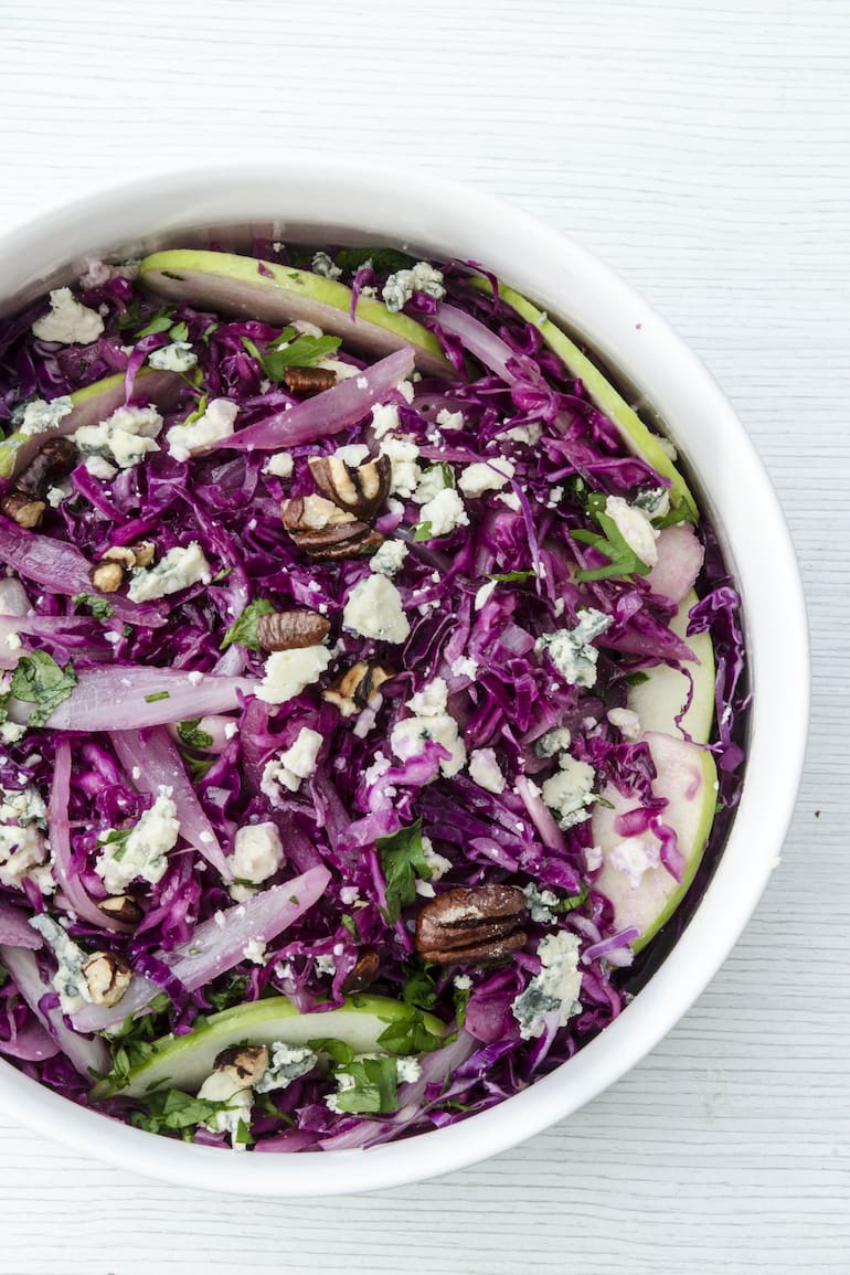 Con queso azul, manzanas y nueces, una ensalada de repollo lila.