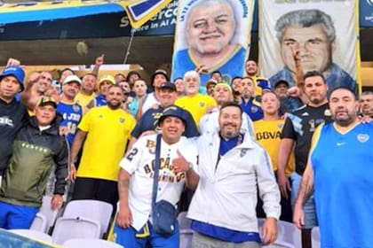 Con Rafa Di Zeo en el centro, La Doce se mostró en el estadio de Al Ain donde se jugó la final entre Racing y Boca.