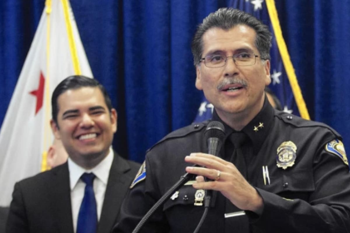 Con raíces latinas, el sheriff Robert Luna plantea límites legales a ICE desde Los Ángeles