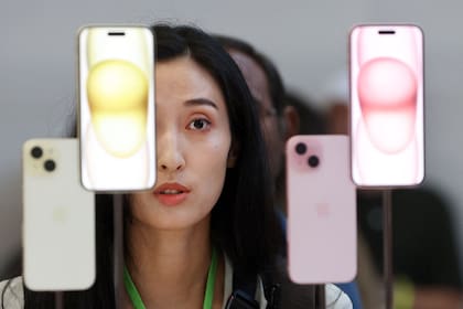 Con rebajas de hasta 70 dólares, Apple intenta reposicionar su iPhone 15 en el competido mercado chino (Archivo)