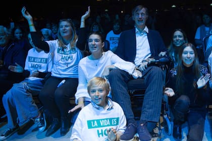 Con remeras de la convocatoria del martes 28, los hijos del ex senador aplaudieron a Diego Torres, que cantó en vivo.