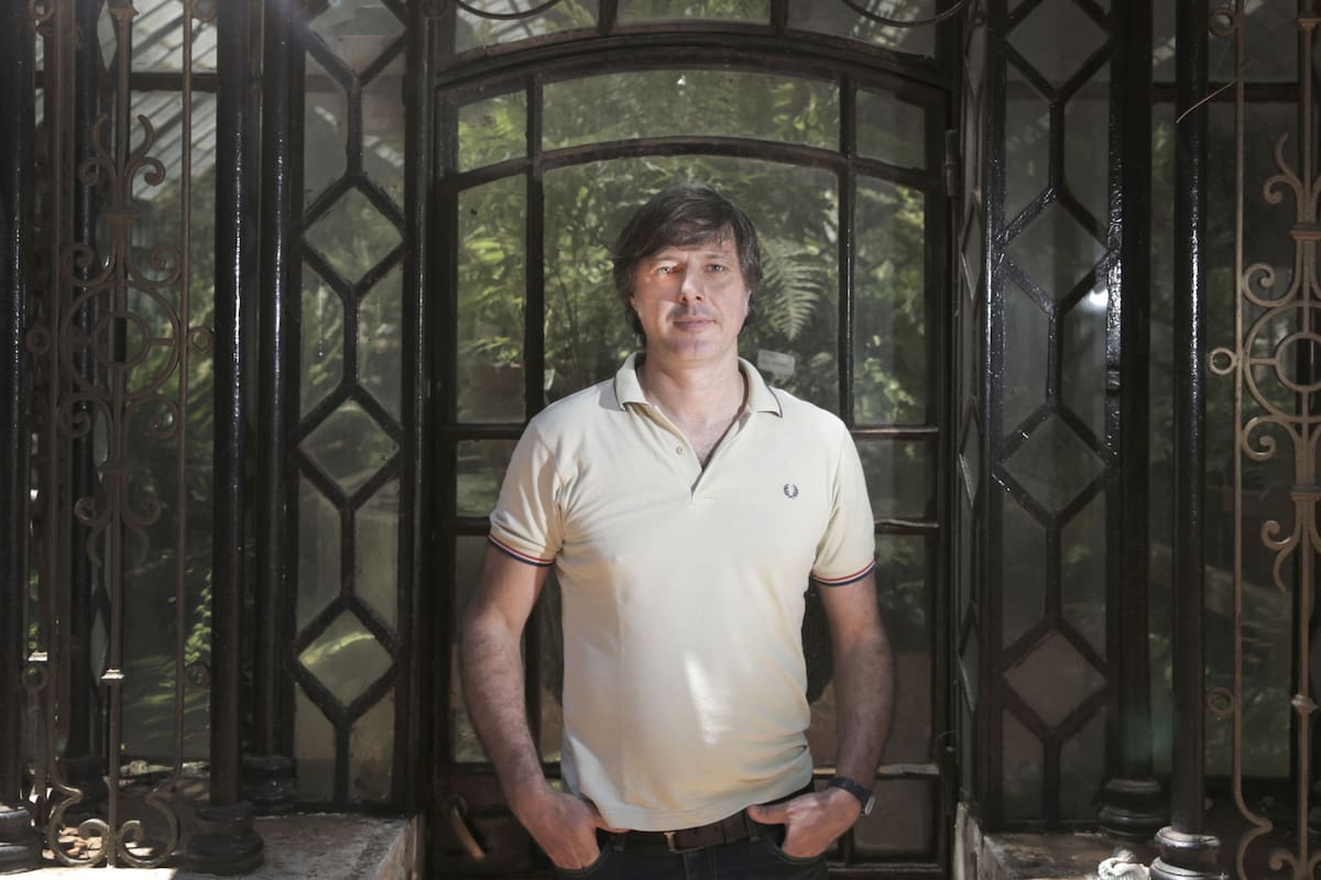 Con República luminosa, el narrador español ganó la última edición del prestigioso Premio Herralde de Novela; "un texto literario tiene una conexión con la verdad", dice