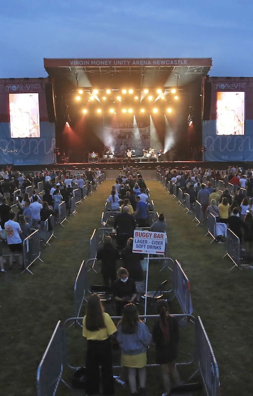 Con riguroso distanciamiento social, el cantante Sam Fender ofreció un recital la semana pasada en Newcastle, al norte de Inglaterra