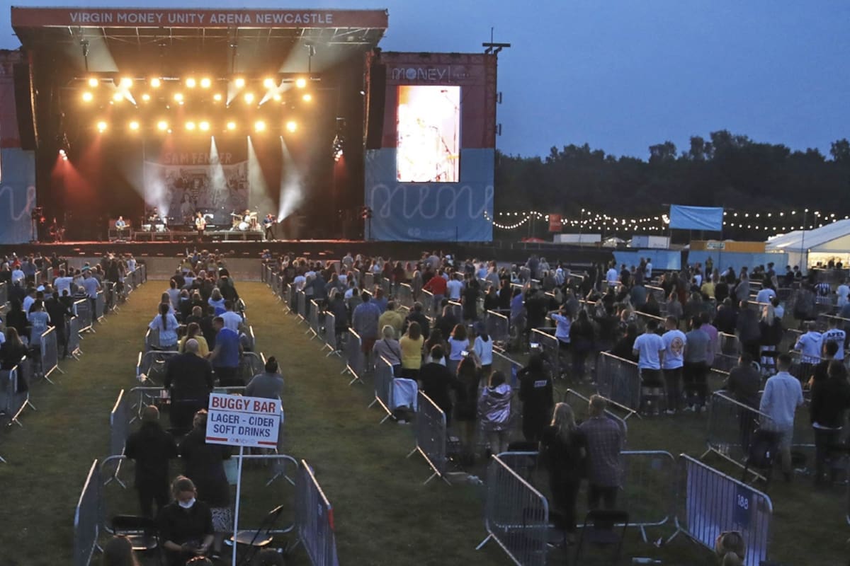 Con riguroso distanciamiento social, el cantante Sam Fender ofreció un recital la semana pasada en Newcastle, al norte de Inglaterra