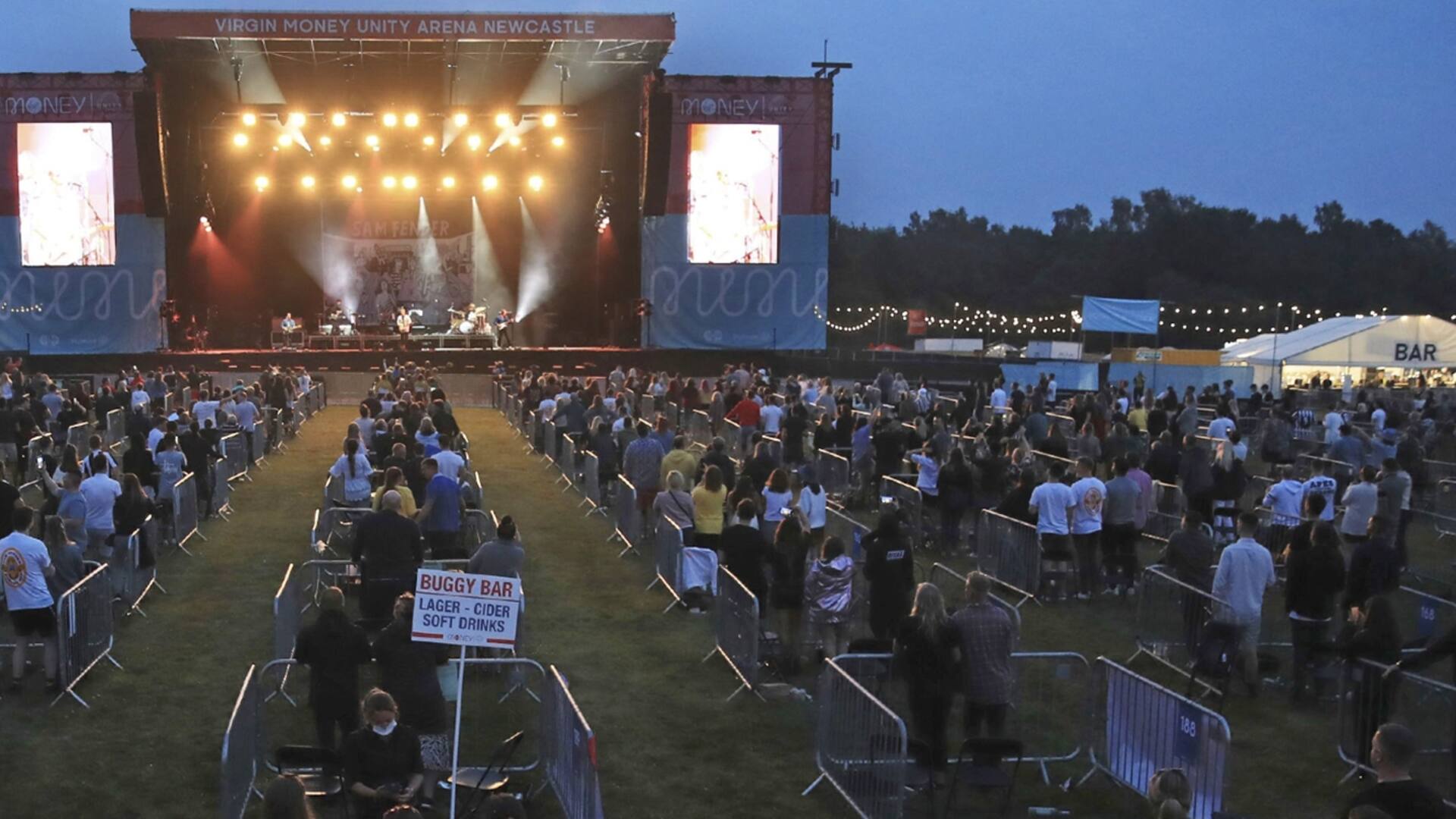 Con riguroso distanciamiento social, el cantante Sam Fender ofreció un recital la semana pasada en Newcastle, al norte de Inglaterra
