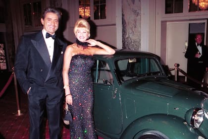 Con Roffredo Gaetani, en 2000, posan al lado de un Fiat 500 -Topolino de 1948, en el “Baile del año”, celebrado por el 55° aniversario de Boys’ Towns of Italy Inc., en el Waldorf-Astoria de Nueva York.