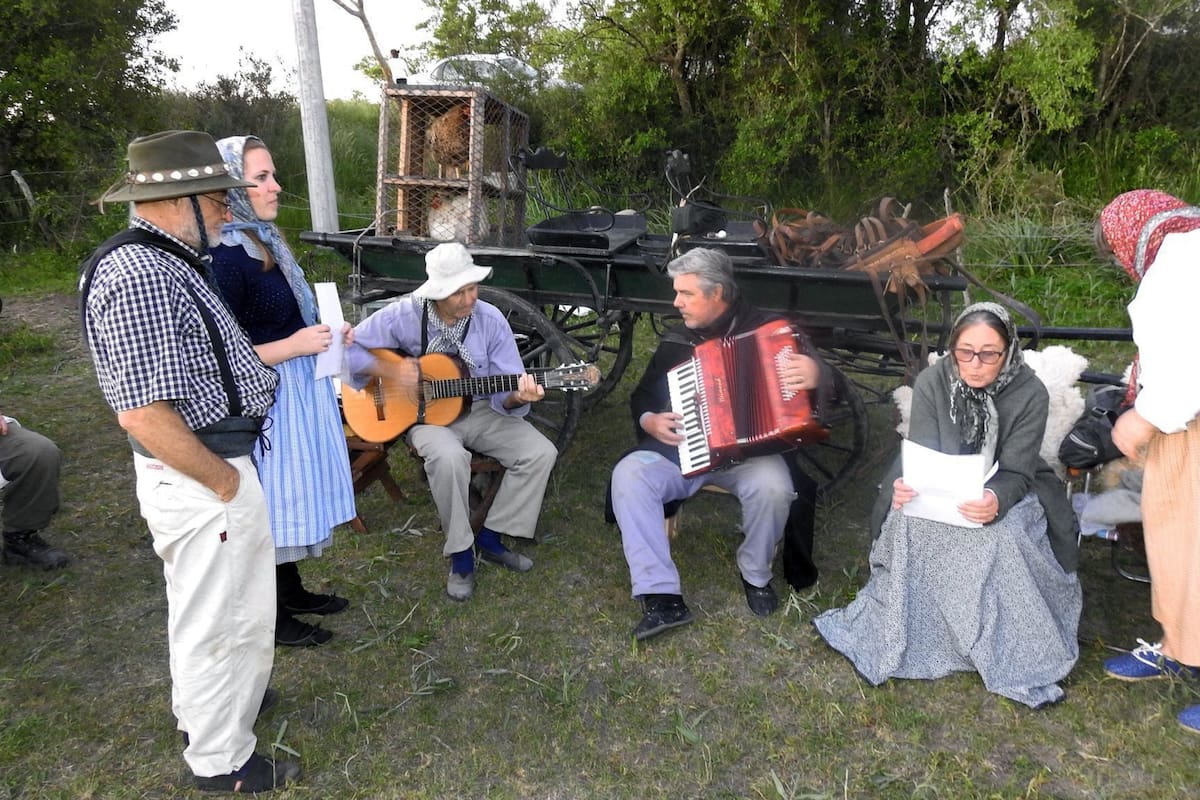 Con ropa de época, un emotivo homenaje