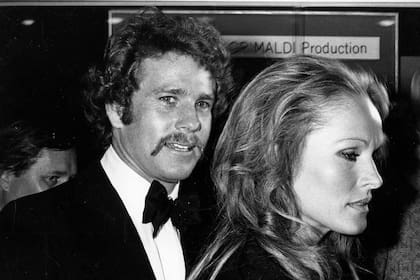 Con Ryan O’Neal, otro de los que sucumbió a su belleza y su sex appeal.