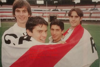 Con Saviola, Damián Alvarez y Guille Pereyra, su amigo de Río Cuarto, en los comienzos en River. Todos del semillero.