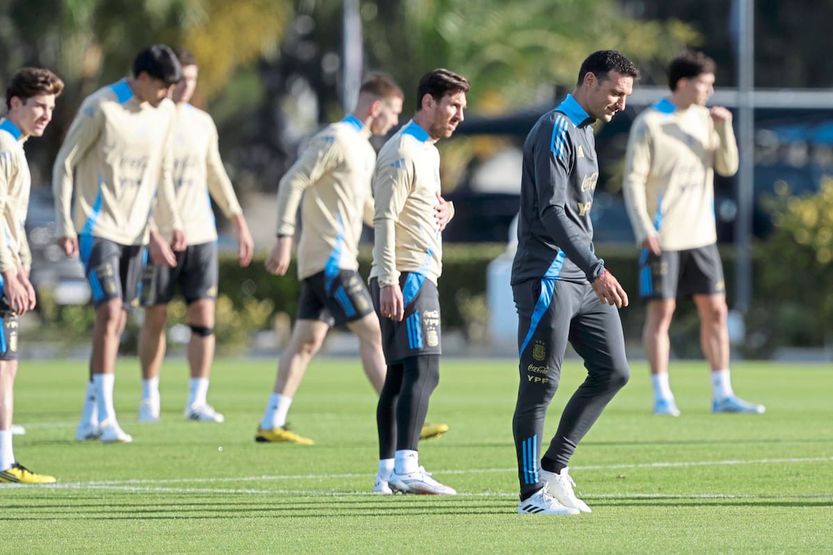Con Scaloni y Messi a la cabeza, la selección se prepara para enfrentar a un rival duro