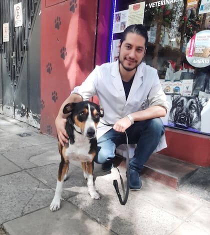 Con Sebastián, el veterinario que la revisó. Su estado de salud es óptimo.