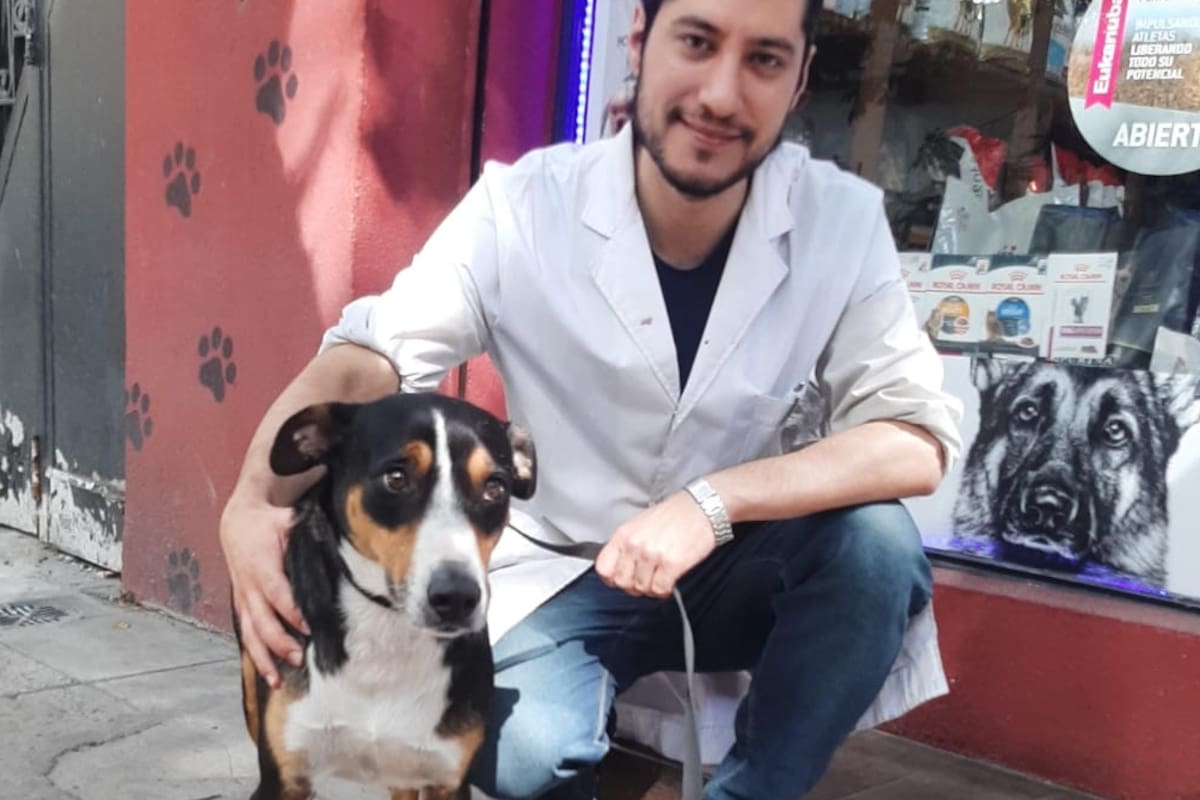 Con Sebastián, el veterinario que la revisó. Su estado de salud es óptimo.