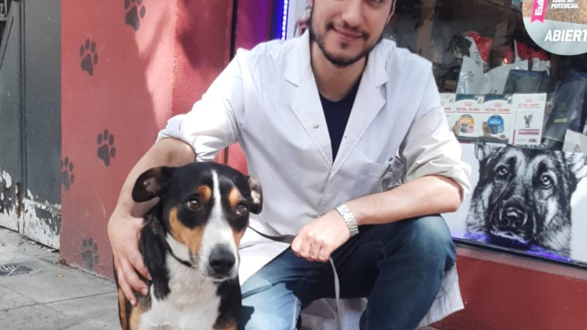 Con Sebastián, el veterinario que la revisó. Su estado de salud es óptimo.