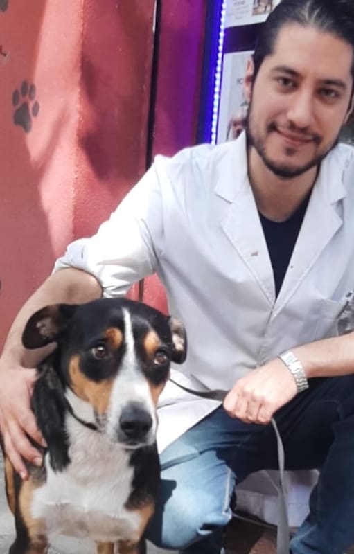 Con Sebastián, el veterinario que la revisó. Su estado de salud es óptimo.