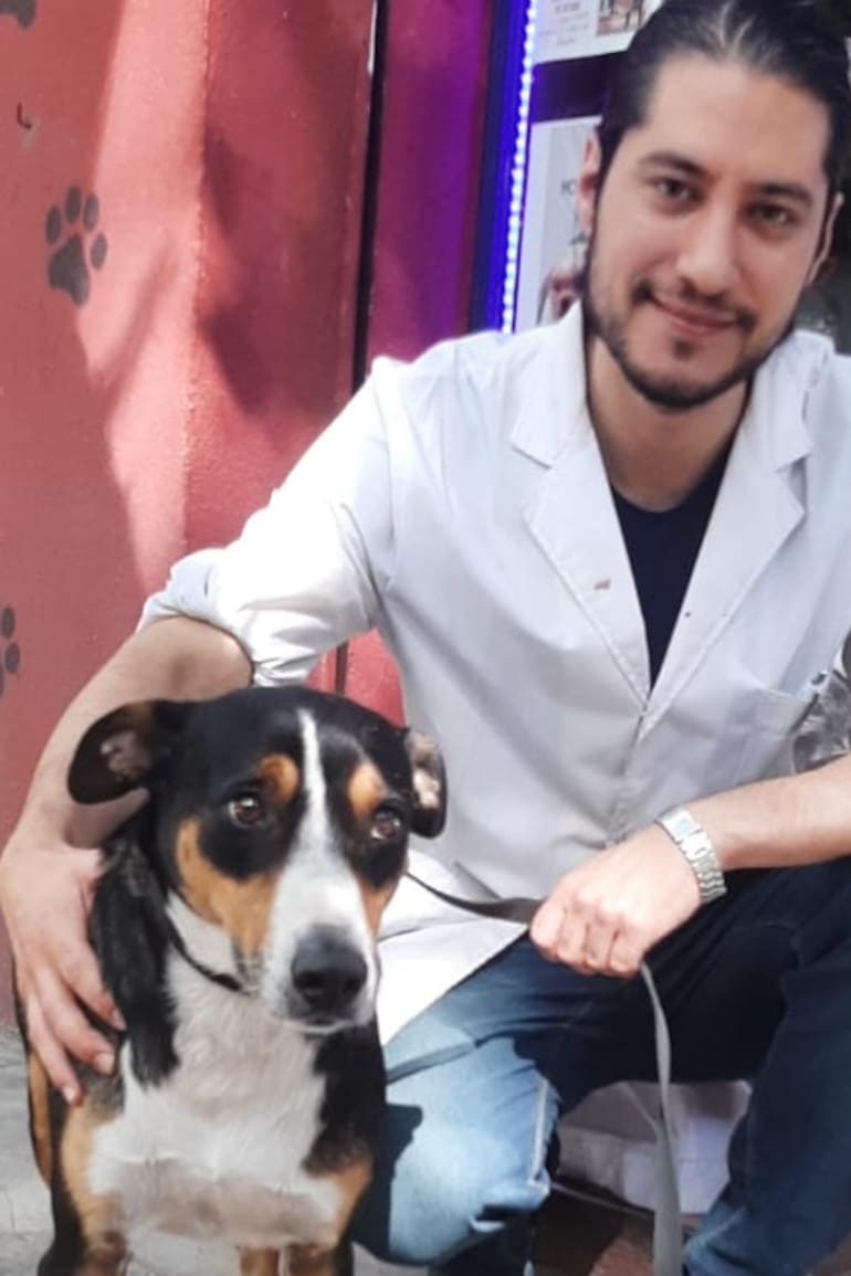 Con Sebastián, el veterinario que la revisó. Su estado de salud es óptimo.