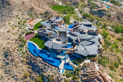 Con seis cocinas, diez baños y un acuario envolvente, la propiedad marca un récord en el Valle de Coachella