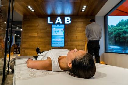 Con sensores y sistemas conectados, los colchones y los dispositivos electrónicos buscan mejorar la calidad del descanso de los usuarios