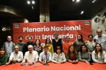 Con Solano y Vilma Ripoll en el centro, los dos partidos y flamantes aliados internos realizaron una conferencia de prensa en el Teatro Picadero