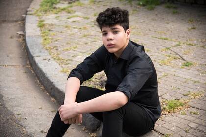 Con solo 15 años se luce como protagonista de la serie Apache, donde personifica a Carlos Tevez, a quien conoció durante la filmación