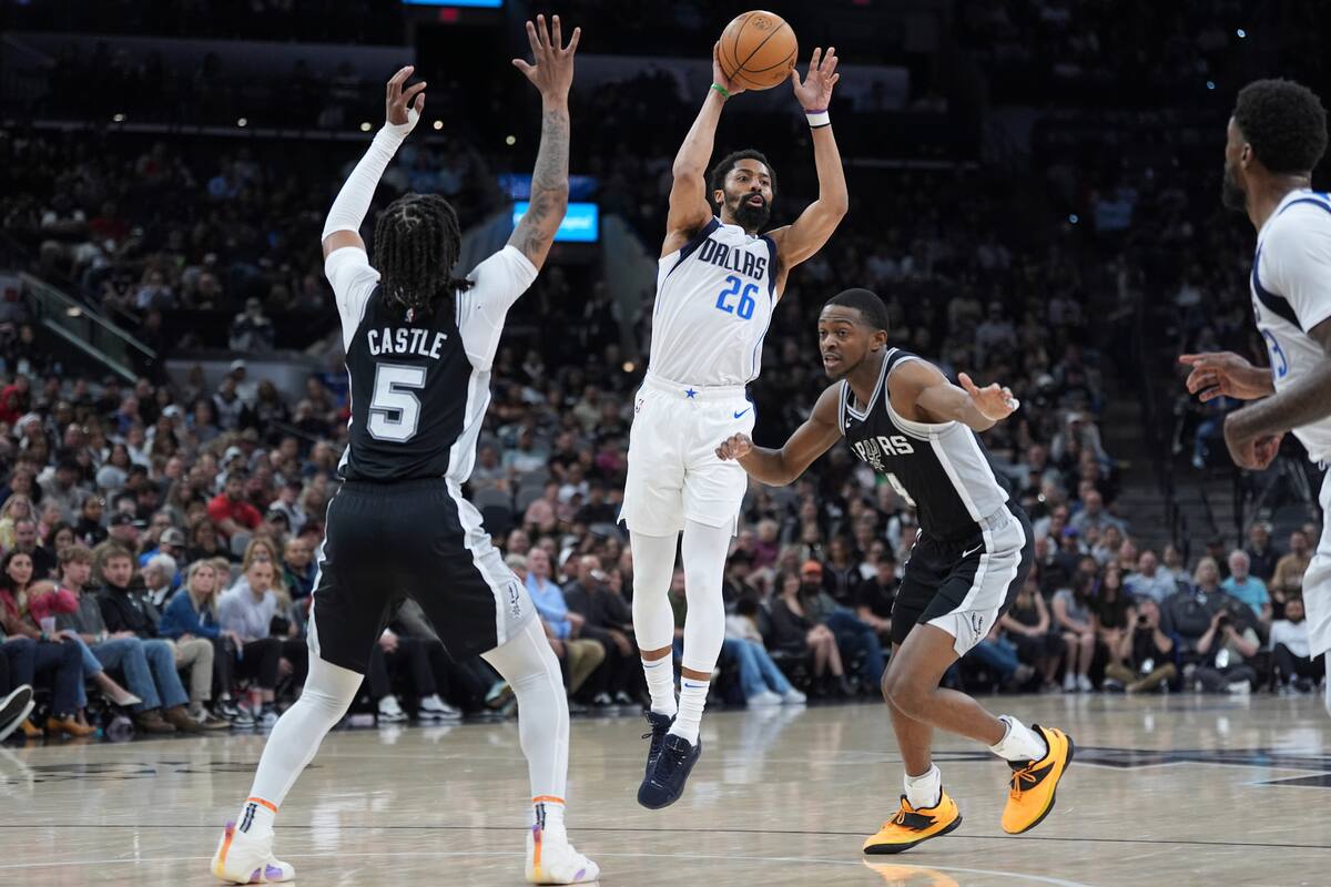 Con solo ocho jugadores sanos, Mavericks remontan y vencen a 133-129 a Spurs para romper racha