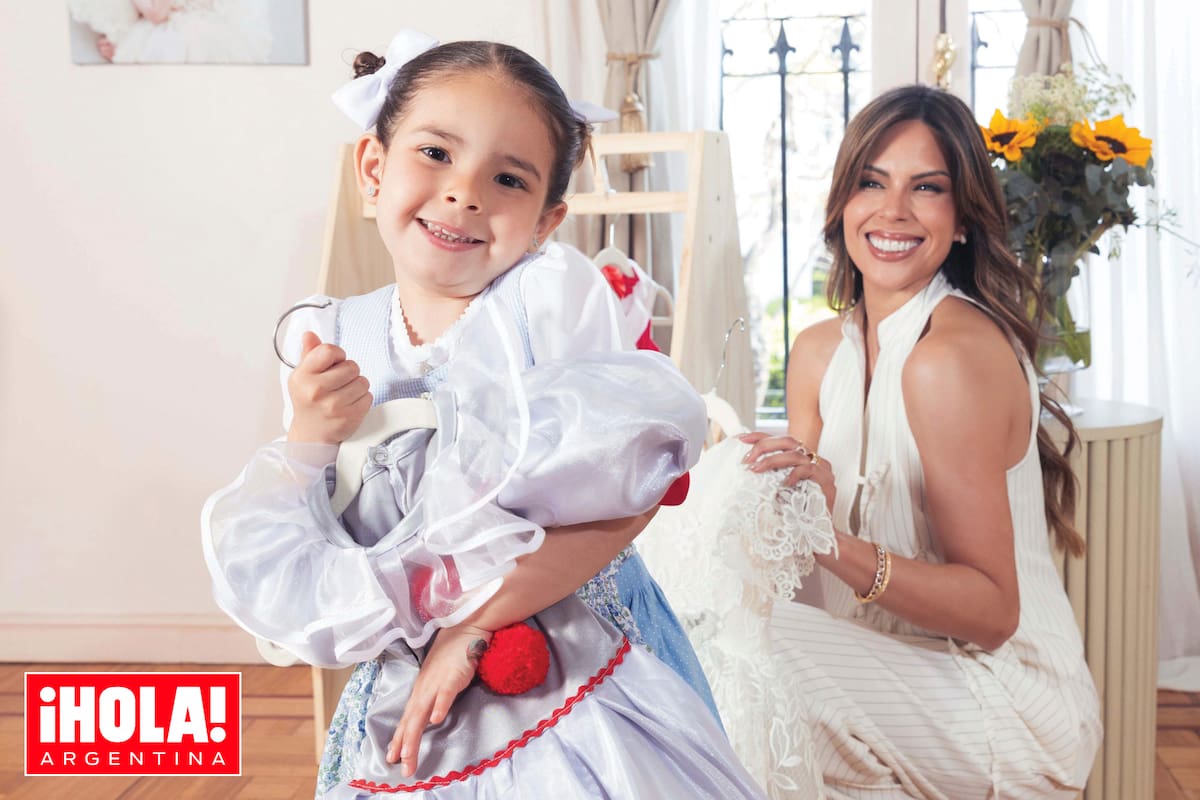 Con sólo tres años, la pequeña cuenta con un placard lleno de vestidos. "Tiene más que yo, es re fashionista", dice divertida su madre