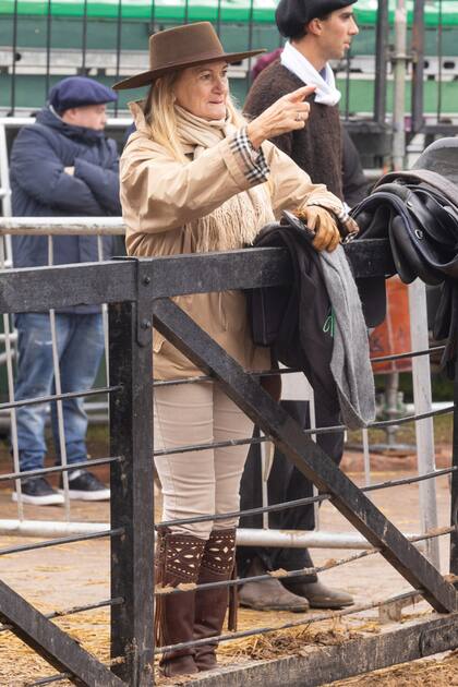 Con sombrero de fieltro, campera Burberry y botas de cuero intervenidas, Mónica Ulloa siguió de cerca la presentación de los mejores caballos de la raza Polo Argentino