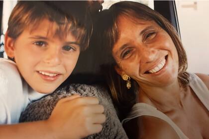 Con su mamá.