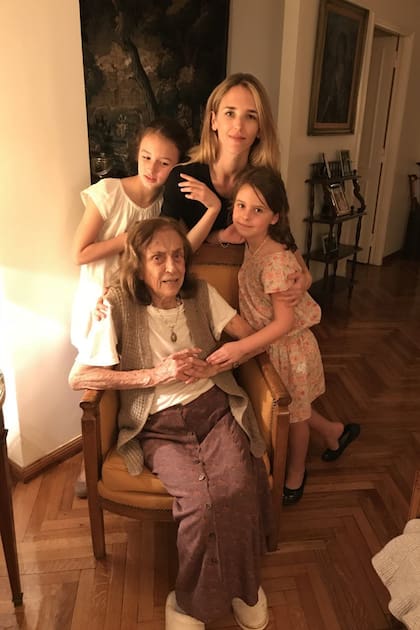 Con su abuela Beba Madero de Peralta Ramos y sus hijas