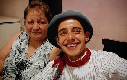 Con su abuela Julia, mujer que lo crió desde pequeño