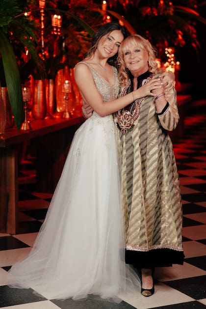 Con su abuela paterna, Moni Cuomo.