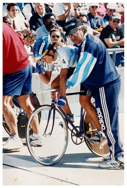 Con su abuelo, concentrada
