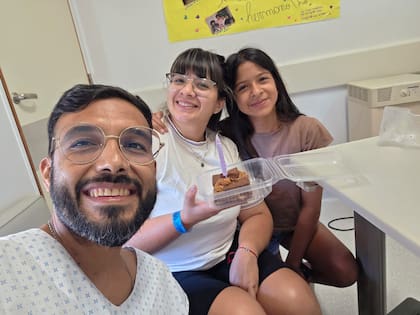 Con su actual pareja y la hija de ella.