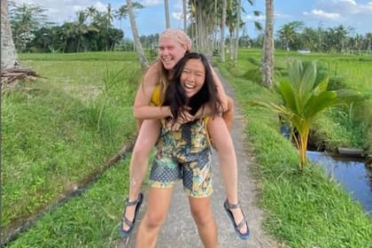 Con su amiga Megan, en Bali