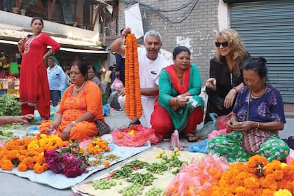 Con su amiga y socia Patricia Daleiro, con quien acaba de publicar su tercer libro, Salir de los miedos, durante una recorrida por Thamel, la zona antigua y turística de Katmandú, llena de mercadillos.